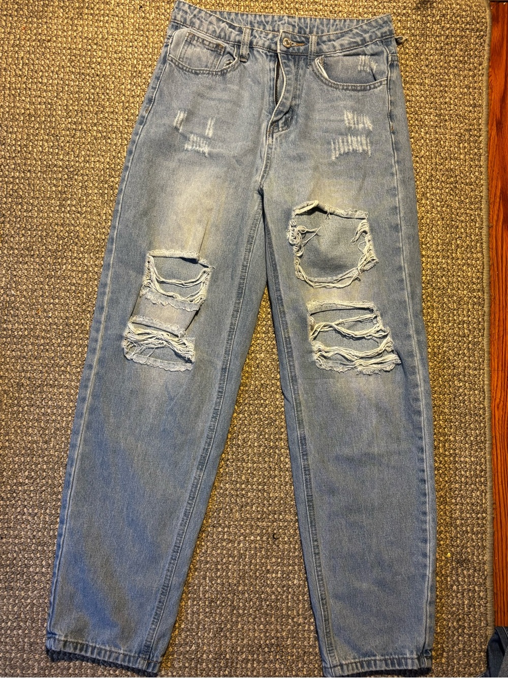 Women’s Straight Ripped Light Wash Jeans
